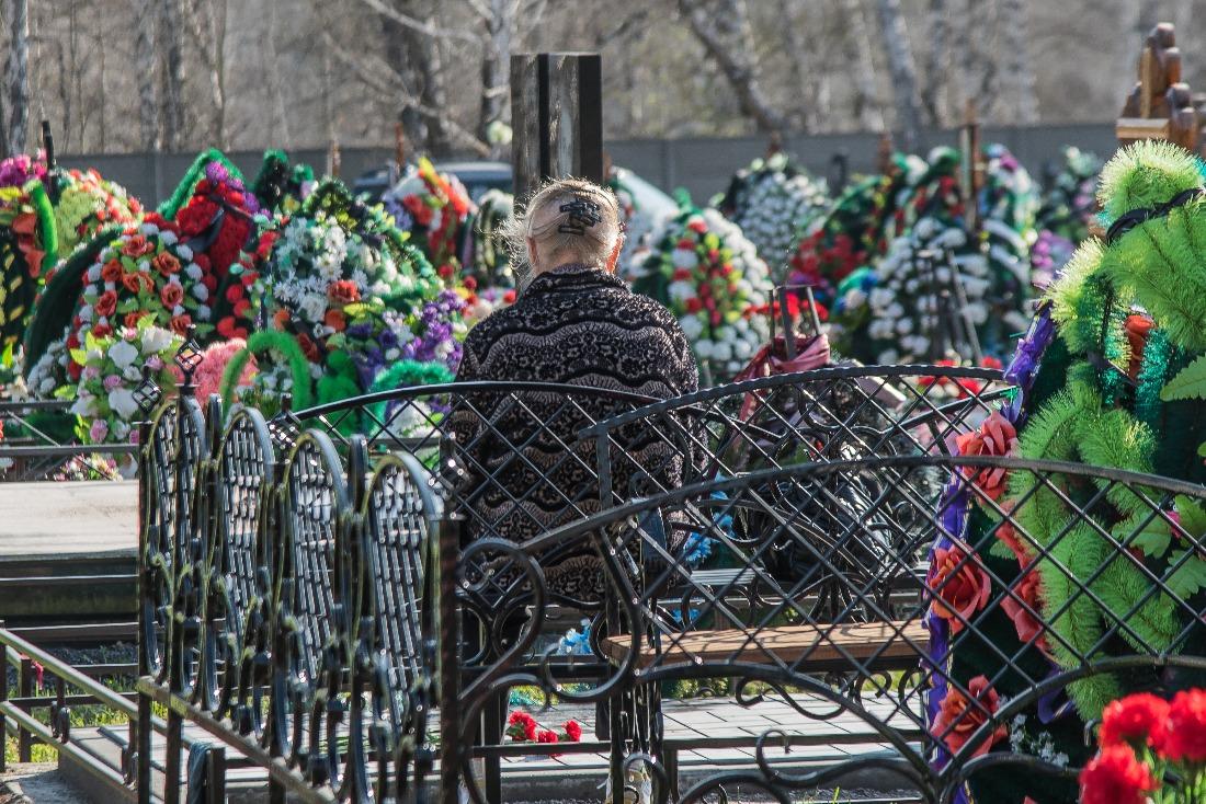 Фото Матери плачут у могил. Сотни новосибирцев собрались на Радоницу на кладбище погибших бойцов СВО 13